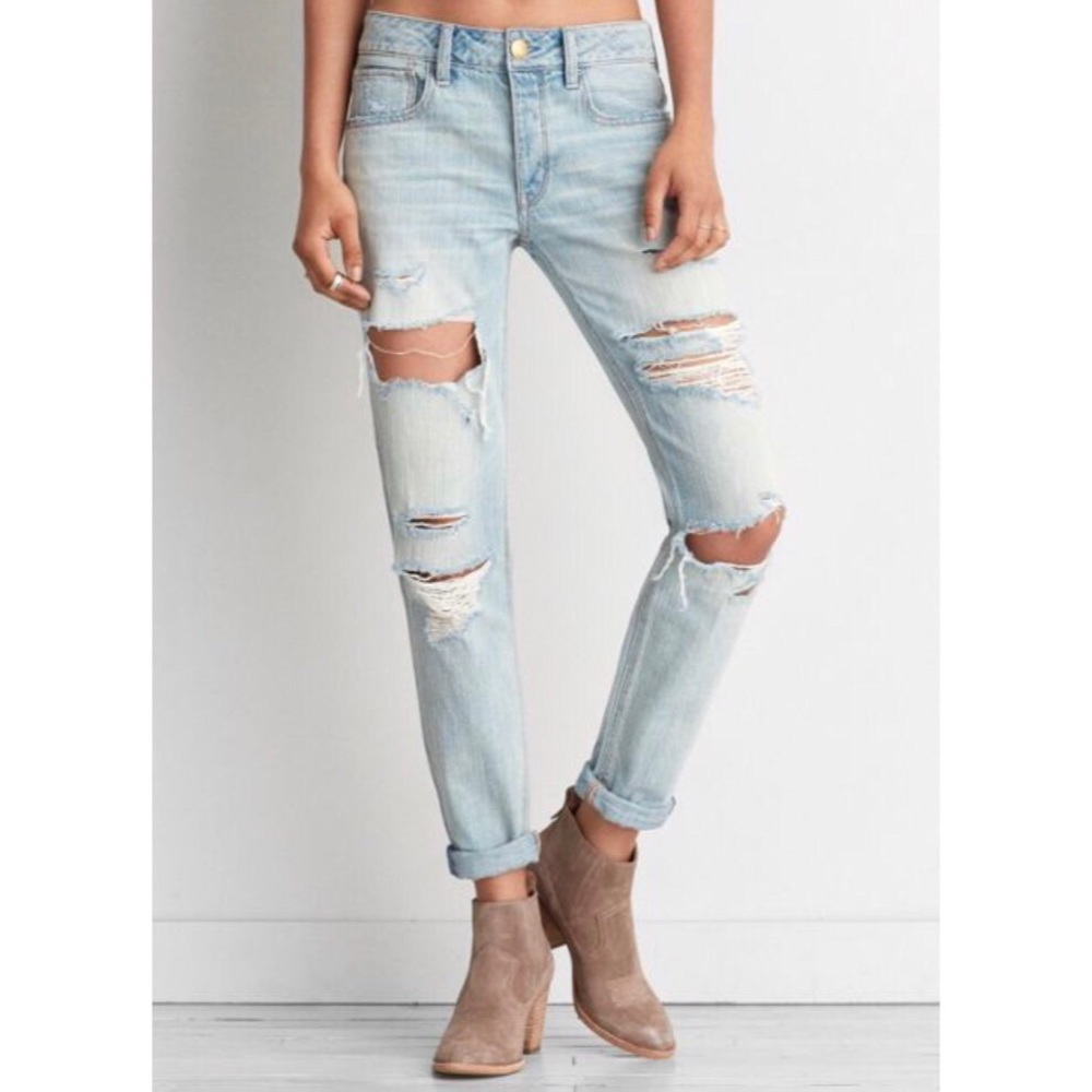 American Eagle | Destroyed Light Wash Tomgirl Jean